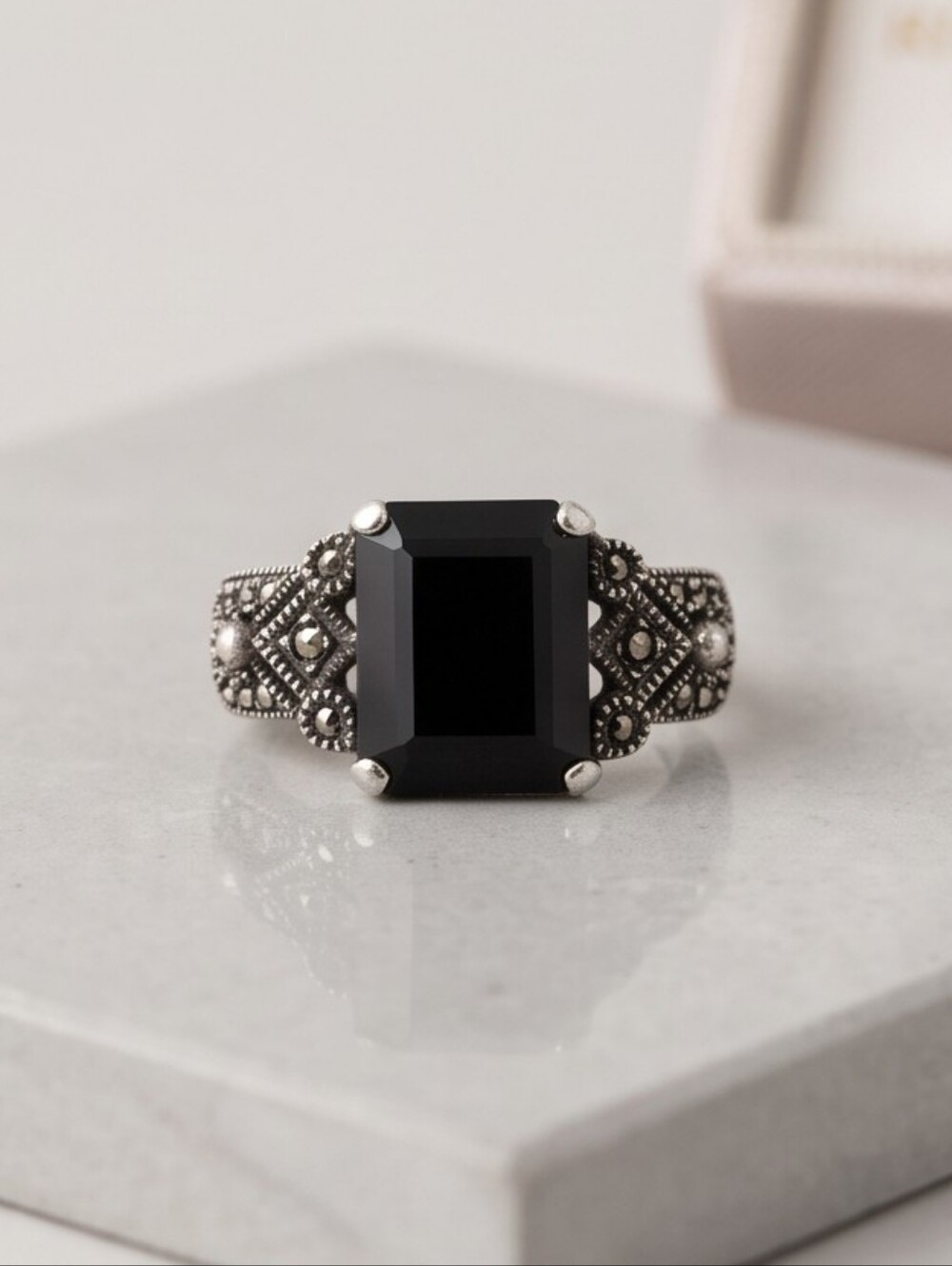 VINTAGE Deep Red Garnet And Marcesite Ring